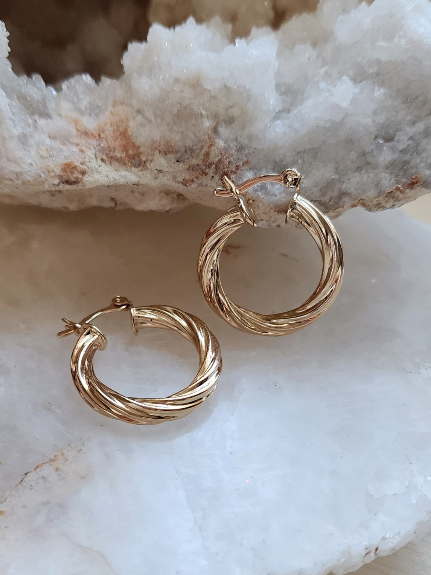 Timeless | Twisted hoop earrings